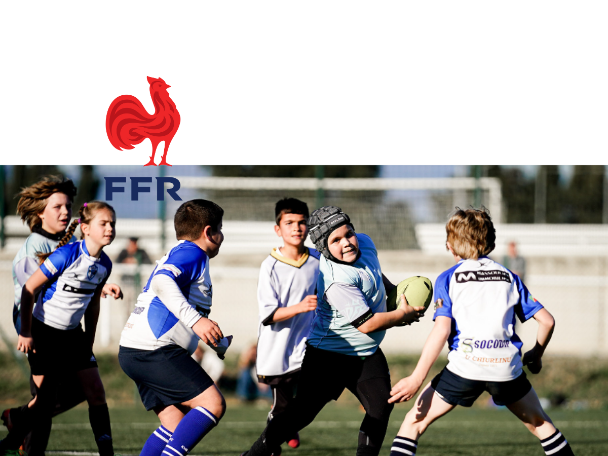 Jeunes joueurs de rugby en action sur le terrain.