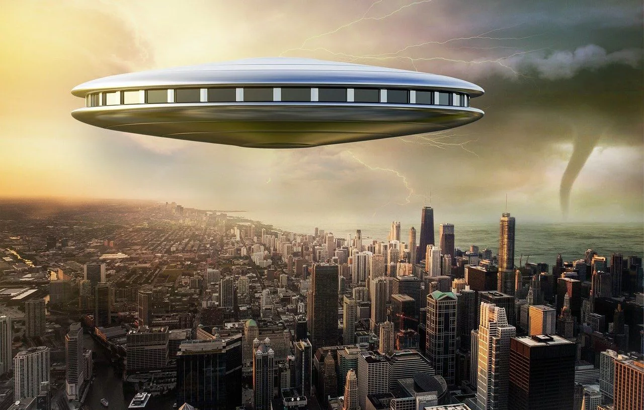 Soucoupe volante au-dessus d'une ville