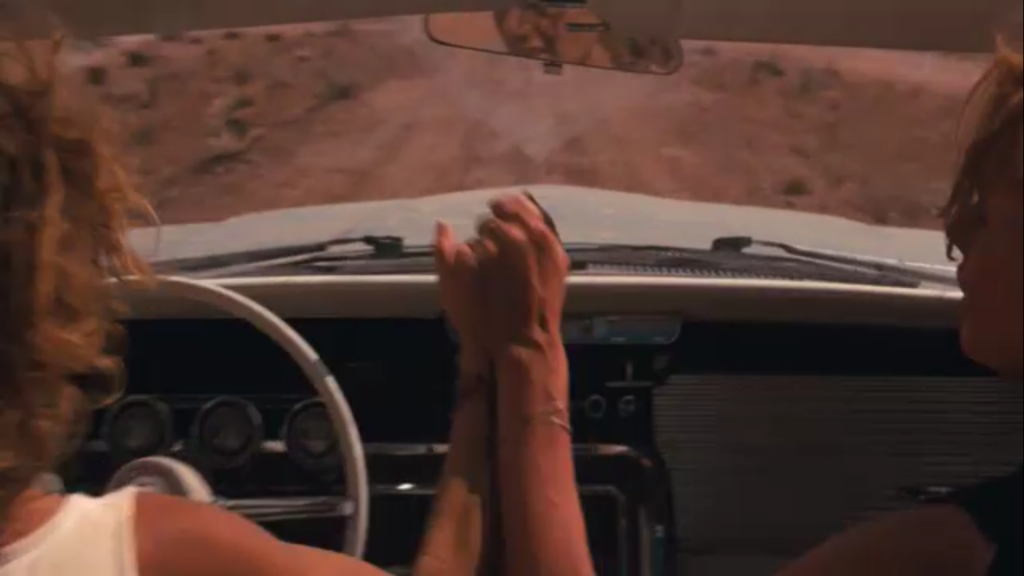 Thelma et Louise se tenant la main